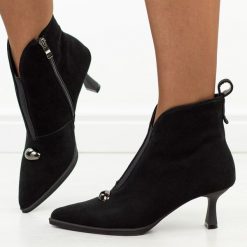 Czarne skórzane botki damskie T.Sokolski 281. Czarne botki damskie Sokolski, na jesień, z aplikacjami, z dzianiny, eleganckie, bez obcasa, na szpilce, bez zapięcia. Za 369.00 zł.
