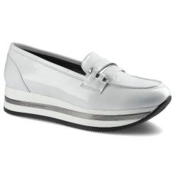 Półbuty damskie Karino, naturalna skóra licowa o lakierowanym wykończeniu w jasnym kolorze z paskiem na podbiciu oraz wielowarstwową podeszwą z kontr. Białe półbuty damskie Karino, bez wzorów, ze skóry, klasyczne, bez obcasa, na koturnie, bez zapięcia. Za 229.00 zł.