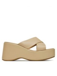 DeeZee Klapki F22067-4 Beżowy. Brązowe klapki damskie DeeZee, bez wzorów, z materiału, bez obcasa, bez zapięcia. Za 139.99 zł.