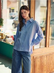 Koszula oversize - niebieski. Niebieskie koszule damskie Reserved, l, bez wzorów, z bawełny, bez kołnierzyka, bez ramiączek. W wyprzedaży za 69.99 zł.