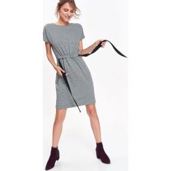 SUKIENKA W DROBNĄ KRATKĘ Z WIĄZANIEM. Czarne sukienki damskie TOP SECRET, na co dzień, na jesień, bez wzorów, z materiału, eleganckie, bez kołnierzyka, bez ramiączek, mini. W wyprzedaży za 59.99 zł.