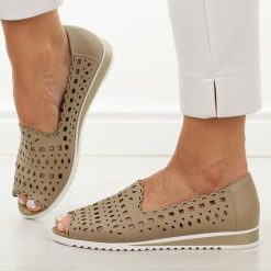 Beżowe skórzane półbuty damskie M.Daszyński Ol27-2. Brązowe półbuty damskie M.Daszyński, na lato, w ażurowe wzory, ze skóry, casualowe, z otwartym noskiem, bez obcasa, na płaskiej podeszwie, bez zapięcia. W wyprzedaży za 197.10 zł.