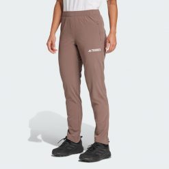 Spodnie Multi Essentials Stretch. Czarne spodnie sportowe damskie Adidas, bez wzorów, z materiału, sportowe, trekkingowe. Za 259.00 zł.