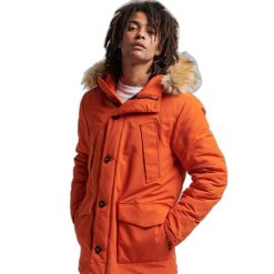 Parka ze sztucznym futrem Superdry Everest. Brązowe parki męskie Superdry, na zimę, m, bez wzorów, bez kołnierzyka, bez kaptura. Za 665.20 zł.