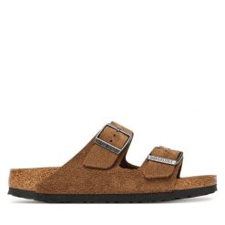 Klapki Birkenstock. Brązowe klapki damskie Birkenstock, bez wzorów, bez obcasa, bez zapięcia. Za 469.99 zł.