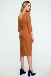 Sukienka ołówkowa midi z dekoltem V na plecach brązowa. Brązowe sukienki damskie Sukienki.shop, do pracy, s, bez wzorów, biznesowe, bez kołnierzyka, bez ramiączek, midi, ołówkowe. Za 129.00 zł.