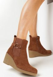 Brązowe Botki na Koturnie z Elastyczną Wstawką Christabelle. Brązowe botki damskie Born2be, bez wzorów, eleganckie, bez obcasa, na koturnie, bez zapięcia. Za 139.99 zł.