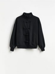 Bluza z ozdobnym zapięciem - czarny. Czarne bluzy damskie Reserved, l, bez wzorów, z bawełny, bez ramiączek, bez kaptura. Za 139.99 zł.