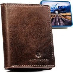 Pionowy portfel męski ze skóry naturalnej w brązowym kolorze, model bez zapięcia zewnętrznego - Peterson. Brązowe portfele męskie Peterson, bez wzorów, ze skóry. Za 108.00 zł.
