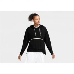 Bluza sportowa męska Nike Standard Issue. Czarne bluzy sportowe męskie Nike, m, bez wzorów, z kapturem. Za 399.00 zł.