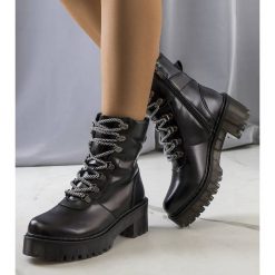 Czarne botki z ozdobnym wiązaniem Hildel. Czarne botki damskie bez wzorów, z materiału, eleganckie, bez obcasa, bez zapięcia. Za 118.82 zł.