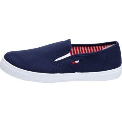 Granatowe tenisówki buty damskie WISHOT 32-099. Trampki i tenisówki damskie Wishot, bez wzorów, bez zapięcia. W wyprzedaży za 40.00 zł.