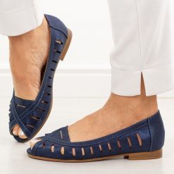 Granatowe ażurowe półbuty damskie Potocki 12392. Niebieskie półbuty damskie POTOCKI, na lato, w ażurowe wzory, ze skóry, eleganckie, bez obcasa, na płaskiej podeszwie, bez zapięcia. Za 169.00 zł.