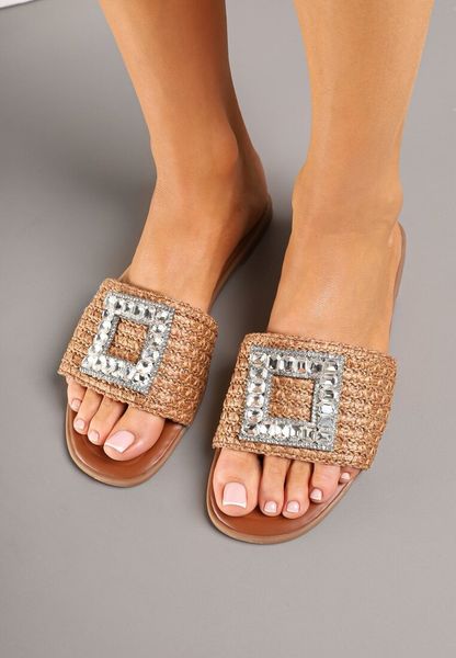 Brązowe Klapki Vices z Plecionką i Cyrkoniową Ozdobą Koviarea. Brązowe klapki damskie Born2be, na lato, z aplikacjami, z materiału, eleganckie, bez obcasa, na płaskiej podeszwie, bez zapięcia. Za 79.99 zł.