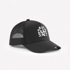 Czapka turystyczna z daszkiem Quechua Trucker 500. Czarne czapki damskie FORCLAZ, bez wzorów, z elastanu. Za 69.99 zł.