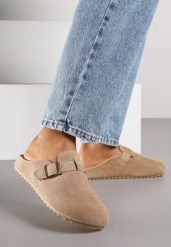 Ciemnobeżowe Klapki Typu Mule z Imitacji Zamszu z Paskiem z Klamerką Anevitta. Brązowe klapki damskie Born2be, bez wzorów, eleganckie, bez obcasa, na płaskiej podeszwie, bez zapięcia. Za 79.99 zł.