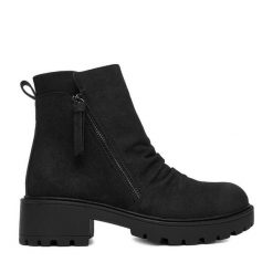 Botki Clara Barson. Czarne botki damskie Clara Barson, bez wzorów, bez obcasa, na płaskiej podeszwie, bez zapięcia. Za 169.99 zł.