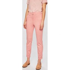 Vero Moda - Spodnie. Czerwone spodnie materiałowe damskie Vero Moda, bez wzorów, z dzianiny, casualowe, z podwyższonym stanem. W wyprzedaży za 79.90 zł.