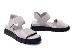 ARTIKER RELAKS 54C0775 szary, sandały damskie. Szare sandały damskie Artiker Relaks, bez wzorów, ze skóry, bez obcasa, na koturnie, bez zapięcia. Za 182.94 zł.