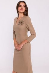 Elegancka sukienka ołówkowa z dekoltem V beżowa. Brązowe sukienki damskie Stylove, do pracy, l, z aplikacjami, z elastanu, biznesowe, bez kołnierzyka, bez ramiączek, midi, dopasowane. Za 449.00 zł.