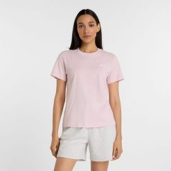Koszulka damska New Balance WT41509RSG – różowa. Czerwone bluzki damskie New Balance, m, bez wzorów, z bawełny, eleganckie, bez kołnierzyka, bez ramiączek. Za 79.99 zł.