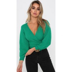 Sweter KRISTINA GREEN. Zielone swetry nierozpinane damskie Sweter KRISTINA GREEN, uniwersalny, bez wzorów, bez kołnierzyka, bez ramiączek. W wyprzedaży za 59.00 zł.