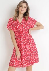 Czerwona Kwiecista Sukienka Mini z Wiskozy z Marszczoną Gumką w Pasie Catela. Czerwone sukienki damskie Born2be, na wiosnę, l, bez wzorów, z wiskozy, bez kołnierzyka, bez ramiączek, mini, kopertowe. Za 49.99 zł.