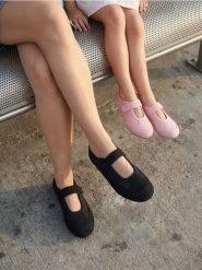 Trampki na rzep - czarny. Czarne trampki i tenisówki damskie Sinsay, bez wzorów, bez zapięcia. Za 49.99 zł.