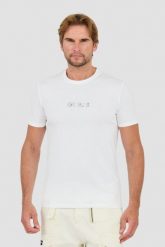 GUESS Biały t-shirt z haftowanym logo. Białe t-shirty męskie Guess, l, z aplikacjami, bez kołnierzyka, bez ramiączek. W wyprzedaży za 129.99 zł.