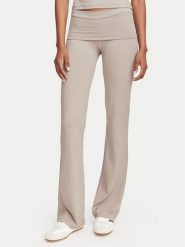 Guess Legginsy V6YB24 K4713 Beżowy ciemny Flare Fit. Brązowe legginsy damskie Guess, z aplikacjami, z syntetyku. Za 264.99 zł.