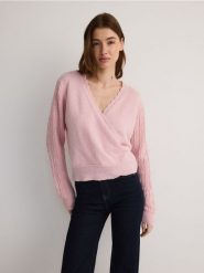 Kopertowy sweter - brudny róż. Czerwone swetry nierozpinane damskie Reserved, l, bez wzorów, z dzianiny, bez kołnierzyka, bez ramiączek. W wyprzedaży za 39.99 zł.