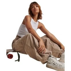 Damskie spodnie spadochronowe typu baggy Superdry. Brązowe spodnie dresowe damskie Superdry, bez wzorów, sportowe, długie. Za 428.40 zł.