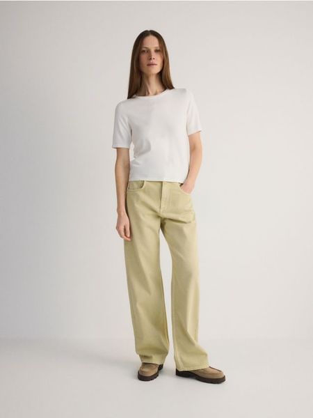Jeansy wide leg - zielony. Zielone jeansy damskie Reserved, bez wzorów, z bawełny. W wyprzedaży za 69.99 zł.