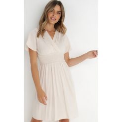 Beżowa Sukienka z Wiskozy Saede. Brązowe sukienki damskie Born2be, na co dzień, na lato, l, bez wzorów, z wiskozy, bez kołnierzyka, bez ramiączek, mini, kopertowe. Za 49.99 zł.