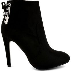 Czarne botki na szpilce z zamszu LBS2551. Czarne botki damskie ButyModne, z aplikacjami, eleganckie, bez obcasa, na szpilce, bez zapięcia. Za 86.39 zł.