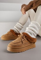 Brązowe Rustykalne Śniegowce z Niską Cholewką Zdobione Futrem i Kokardą Tuspena. Brązowe śniegowce damskie Renee, z dzianiny, przed kostkę, bez zapięcia. Za 99.99 zł.