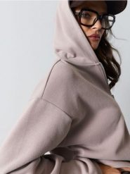 Rozpinana bluza dresowa z kapturem, z grubej prążkowanej dzianiny - kremowy. Białe bluzy damskie Sinsay, l, bez wzorów, z dresówki, sportowe, bez ramiączek, z kapturem. Za 59.99 zł.