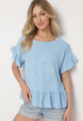 Jasnoniebieska Bluzka o Kroju Oversize z Falbanami Livelle. Niebieskie bluzki damskie Born2be, uniwersalny, bez wzorów, z jeansu, bez kołnierzyka, bez ramiączek. Za 59.99 zł.