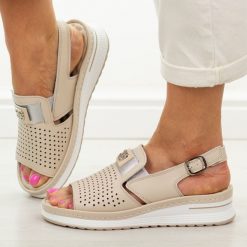 Beżowe skórzane sandały damskie Jezzi 9760. Brązowe sandały damskie Jezzi, z aplikacjami, z gumy, bez obcasa, na platformie, bez zapięcia. Za 229.00 zł.