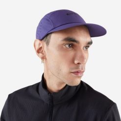 Czapka z daszkiem do biegania Kiprun ultralekka. Fioletowe czapki damskie KIPRUN, bez wzorów, z elastanu, klasyczne. Za 54.99 zł.