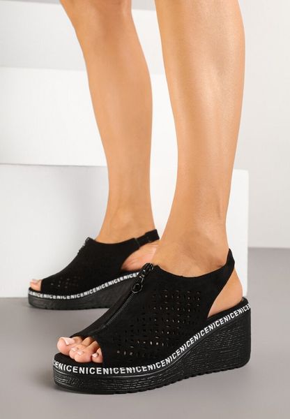 Czarne Sandały na Koturnie Zdobione Ażurowymi Wycięciami i Suwakiem Adiviel. Czarne sandały damskie Renee, z aplikacjami, bez obcasa, na koturnie, bez zapięcia. Za 79.99 zł.