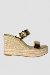 MICHAEL KORS Złote sandały Lucinda Wedge. Żółte sandały damskie Michael Kors, bez wzorów, bez obcasa, bez zapięcia. W wyprzedaży za 549.99 zł.