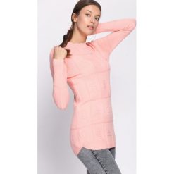 Jasnoróżowy Sweter Well-Lit. Swetry nierozpinane damskie Born2be, l, bez wzorów, bez kołnierzyka, bez ramiączek. Za 39.99 zł.