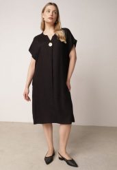 Czarna Pudełkowa Sukienka z Lnem i Wiskozą Zdobiona Metalicznym Guzikiem Phisoth. Czarne sukienki damskie Born2be, do pracy, na lato, plus size, z aplikacjami, z bawełny, biznesowe, bez kołnierzyka, plus size, bez ramiączek, midi. Za 89.99 zł.