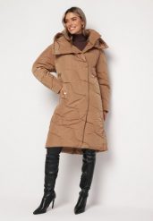 Beżowa Długa Kurtka Płaszcz z Nieodpinanym Kapturem Ozdobiona Pikowaniem Nenzova. Brązowe płaszcze damskie Born2be, na zimę, l, bez wzorów, bez kołnierzyka. Za 199.99 zł.