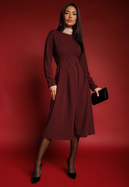 Bordowa Rozkloszowana Sukienka w Eleganckim Stylu Temilissa. Czerwone sukienki damskie Renee, do pracy, m, bez wzorów, biznesowe, bez kołnierzyka, bez ramiączek, midi, rozkloszowane. Za 109.99 zł.