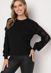 Czarny Sweter o Luźnym Kroju ze Ściągaczami przy Rękawach z Koronkowymi Wstawkami Romirani. Czarne swetry nierozpinane damskie Born2be, uniwersalny, bez wzorów, z jeansu, eleganckie, bez kołnierzyka, bez ramiączek. Za 74.99 zł.