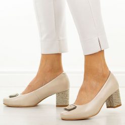 Beżowe skórzane czółenka damskie Potocki 19411. Brązowe czółenka damskie POTOCKI, na jesień, bez wzorów, ze skóry, eleganckie, z okrągłym noskiem, bez obcasa, na słupku, bez zapięcia. Za 219.00 zł.