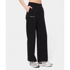 Spodnie dresowe Carpatree Sports Club Czarne. Czarne spodnie dresowe damskie Carpatree, bez wzorów, z dresówki, retro, długie. W wyprzedaży za 169.99 zł.