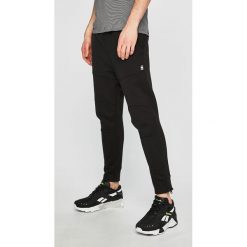 G-Star Raw - Spodnie. Czarne spodnie materiałowe męskie G-Star Raw, bez wzorów, z bawełny, z obniżonym stanem. W wyprzedaży za 319.90 zł.